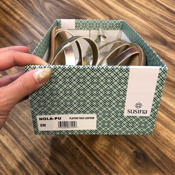 EUC Susina Faux Leather Womens Gold Sandals Size 8 - Picture 4 of 5